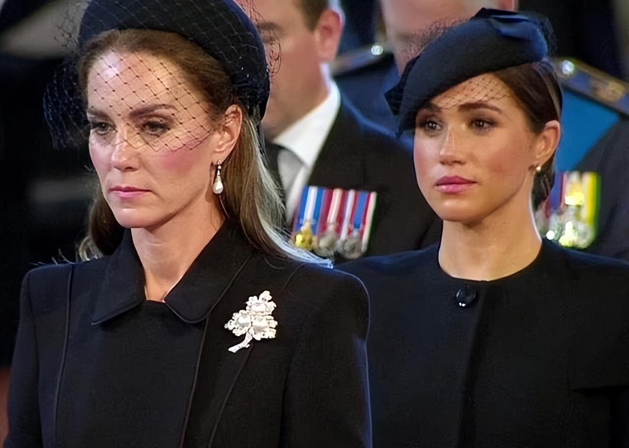 苏塞|梅根裙摆处有折痕,疑似全程佩戴着录音设备,只为收集更多情报