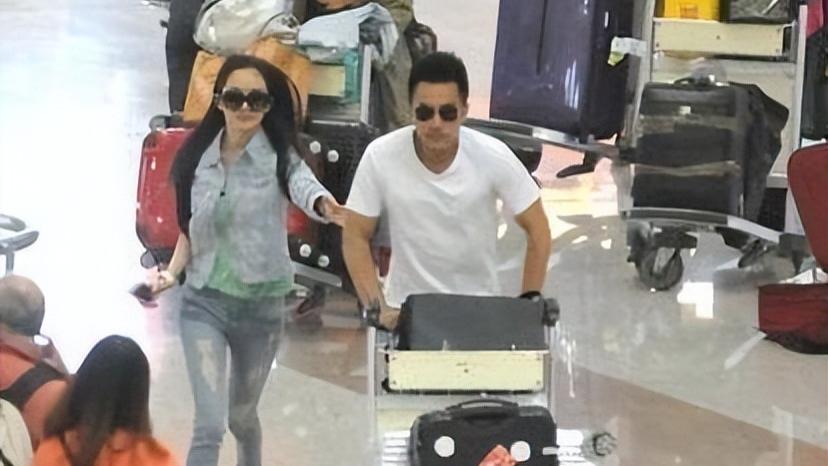 章泽天|不怪刘强东！章泽天跟刘强东站在一起，一点不像总裁夫人