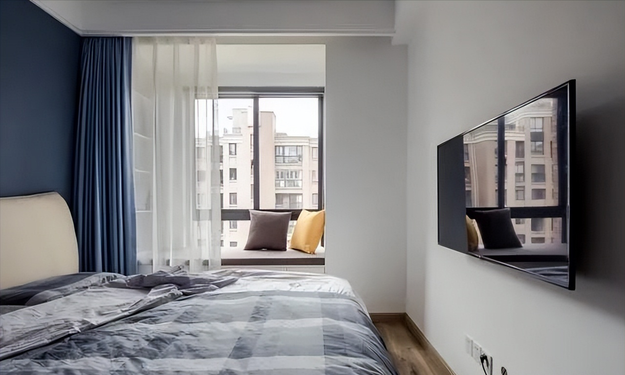 越来越多人开始不做电视墙,学他家定制一排柜子,美观实用还大气