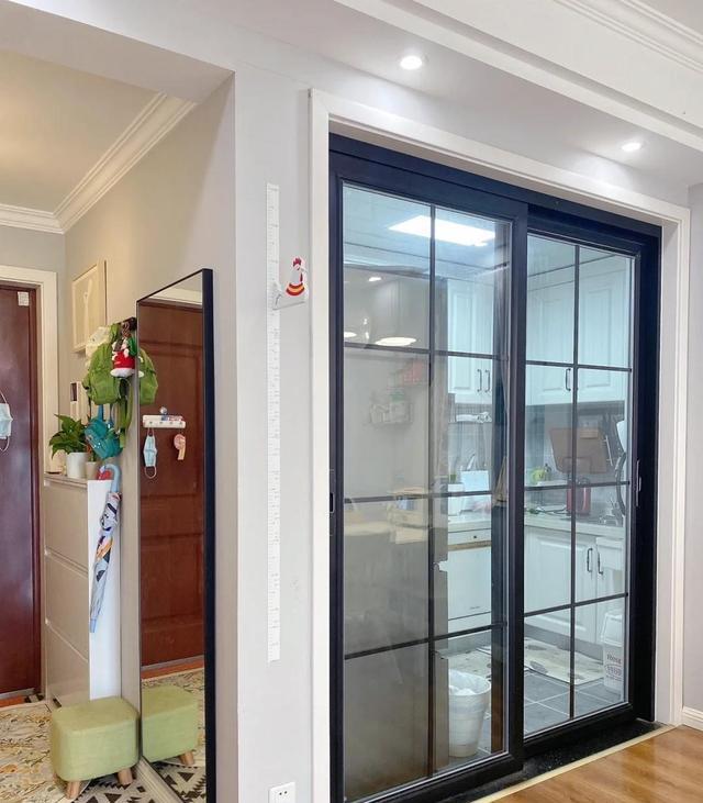 她家仅有94,虽然一点都不豪华,却处处充满了温馨,很有品味