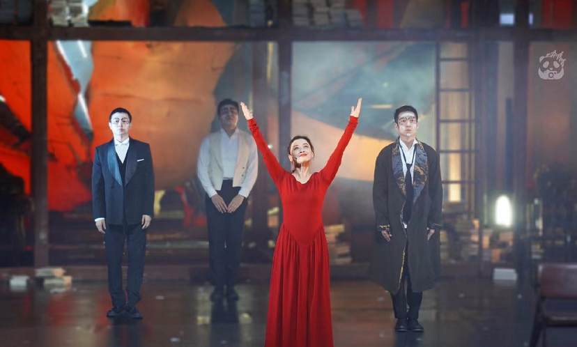 梅婷|47岁梅婷私下素颜露营，跷二郎腿玩手机，皮肤白嫩黑眼圈十分抢眼