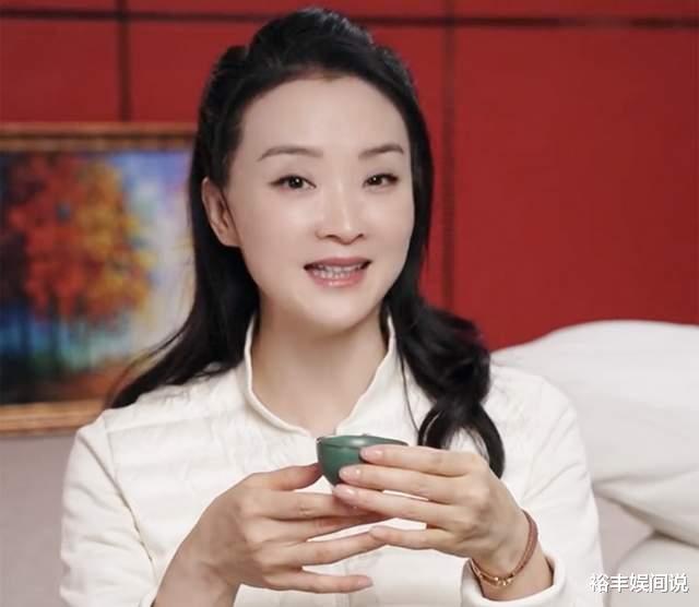 王艳|王艳懒理老公被抓传闻！街头买糖葫芦享受快乐时光，却被发现端倪