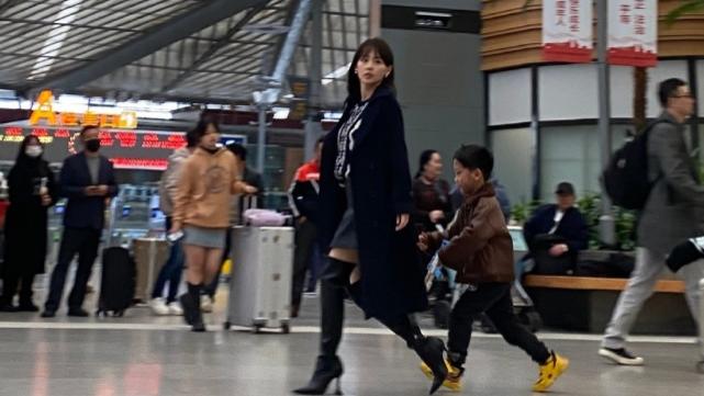 张嘉倪|张嘉倪现身机场被偶遇，一身霸气造型显自信，或已在走离婚程序