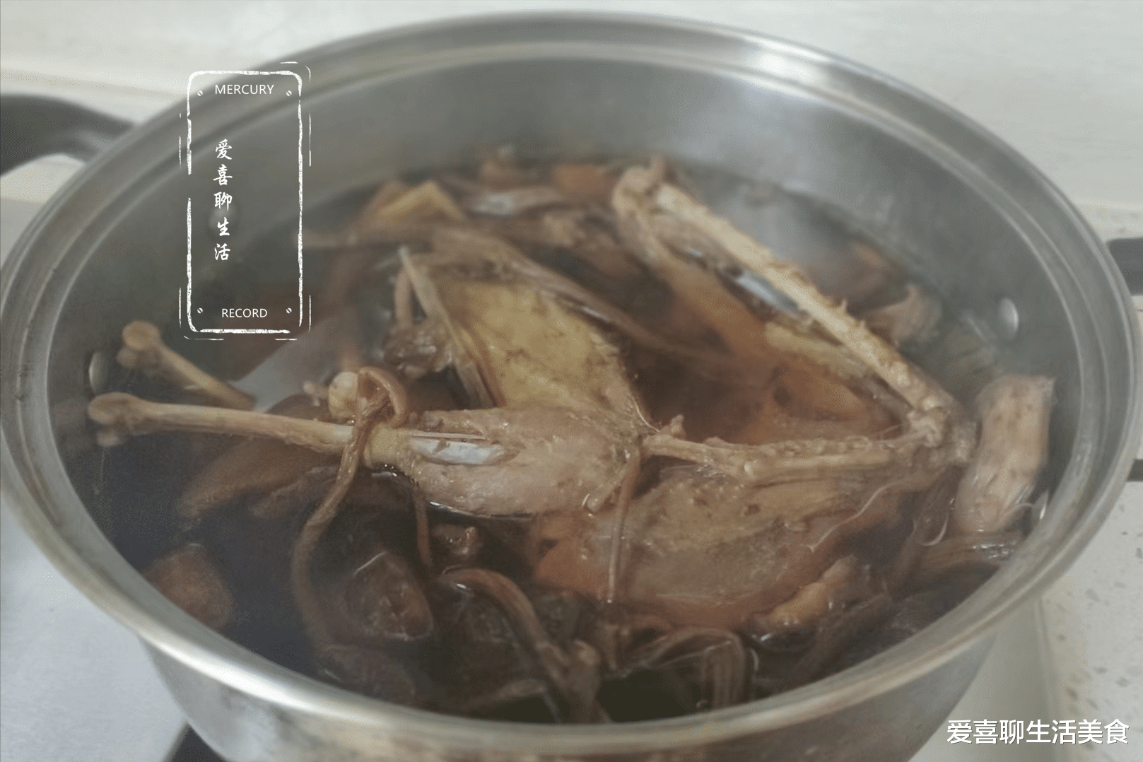 “夏季多喝汤，好处一箩筐”，这汤清香鲜美不油腻，适合中老年人