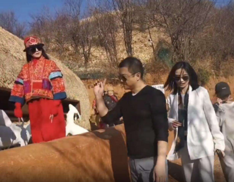 李亚鹏|李亚鹏承认再婚，小19岁女友身份曝光，网友：两人身份差距大