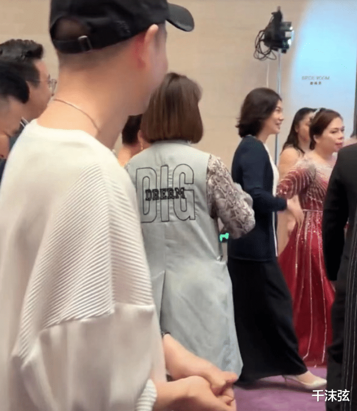 68岁董明珠现身婚宴!鸽子蛋吊坠抢眼,冷漠无视陌生女人搭讪