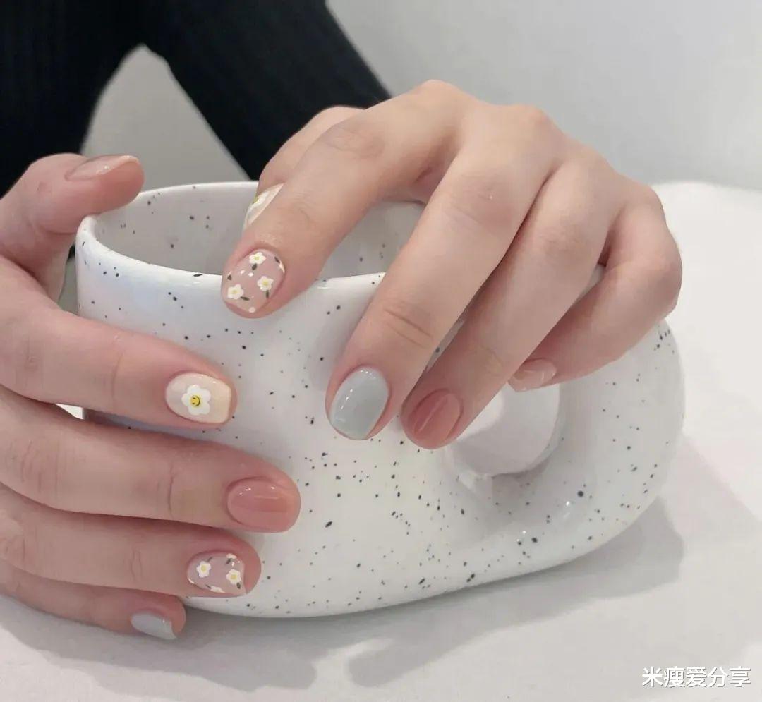 美甲 夏日心动美甲系列?，花朵手绘清新百搭，氛围感十足！