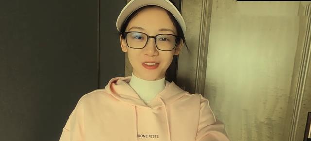 苗苗|郑恺妻子苗苗官宣二胎，挺孕肚独自开车做产检，感慨像打了一仗！