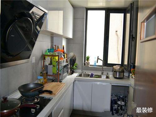 开着油烟机能不能“开窗”？太多人做错，难怪厨房又脏又腻