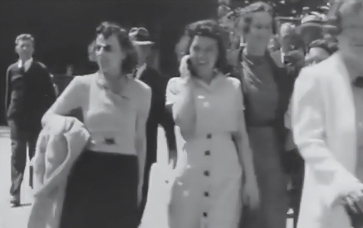 真的有时间旅行者?为何1938年的美国街上,就有人在“用手机”?