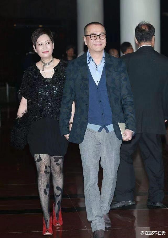 欧阳震华老婆太另类，印花丝袜配红鞋，网友：明明是阔太却像舞女