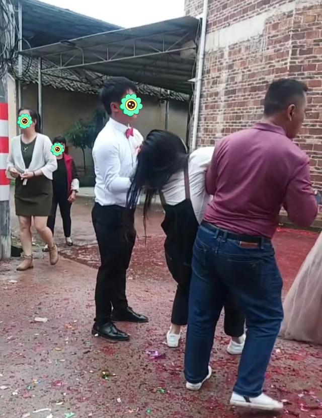 男子大喜之日遭前女友来闹事,旁人想上前阻止,男子却还于心不忍
