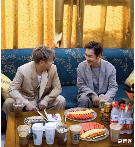 陈浩民|陈浩民孙耀威同台捞金,三伏天穿西装跳舞,网友直呼:明星跑龙套,皮不笑肉不笑!