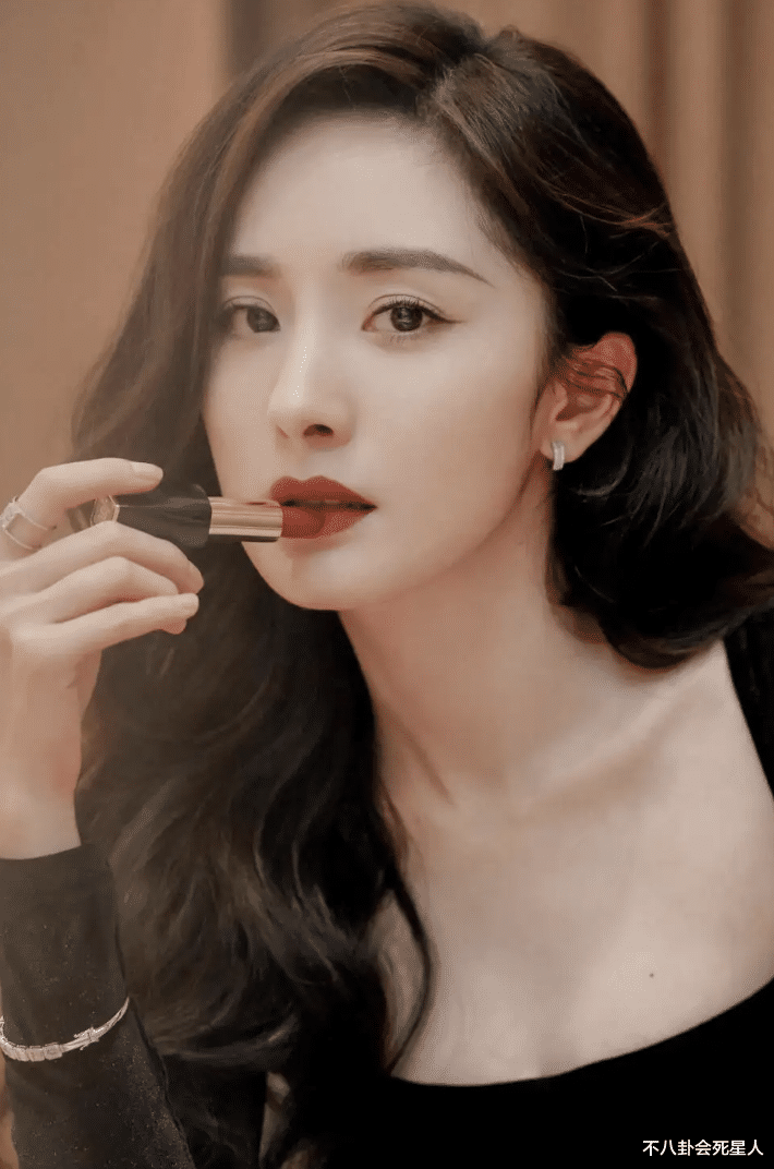 杨幂|已婚当众与异性搂抱、坐男星大腿，没有边界感的女星有多奇葩？