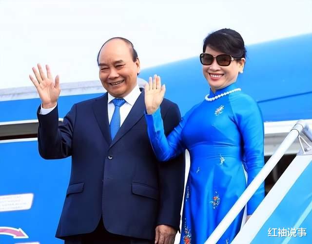 浙江省|APEC太太团同框比美！越南第一夫人胜出，身穿红色奥黛成功抢镜