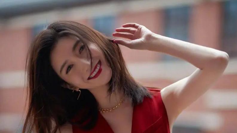 江疏影|江疏影《无名》戏份不多！红色旗袍造型却美得难忘，程耳太会拍了