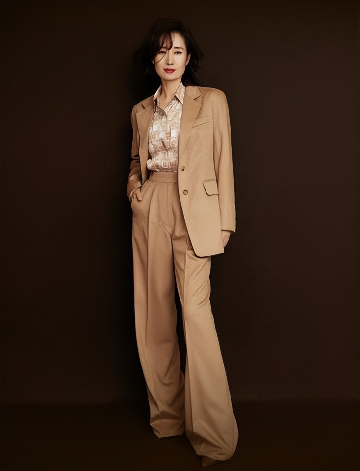 穿衣搭配|刘敏涛新剧造型太飒了，6套职场穿搭高级有范，看着挺干练