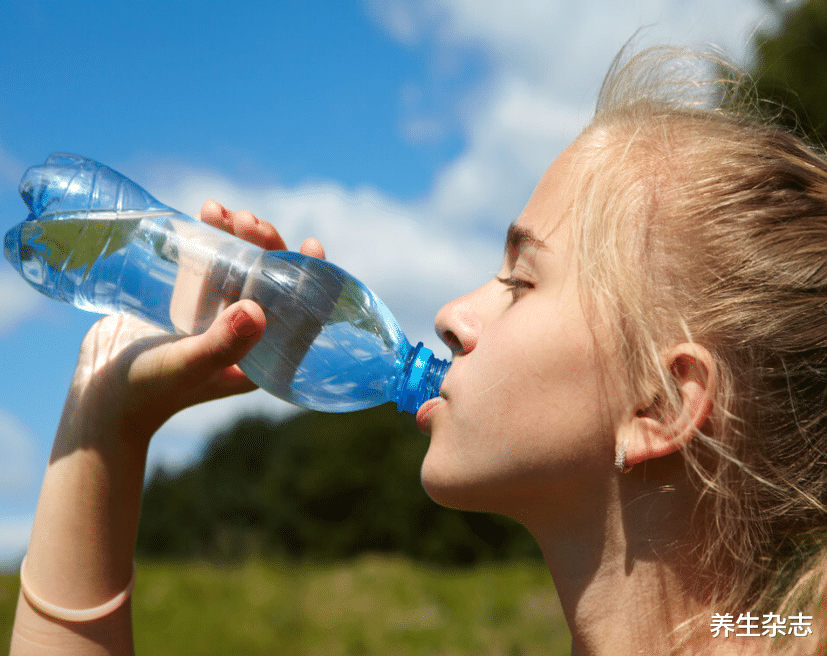 近视|口干，喝水却不解渴？内科专家：快住口，脾胃或已“千疮百孔”