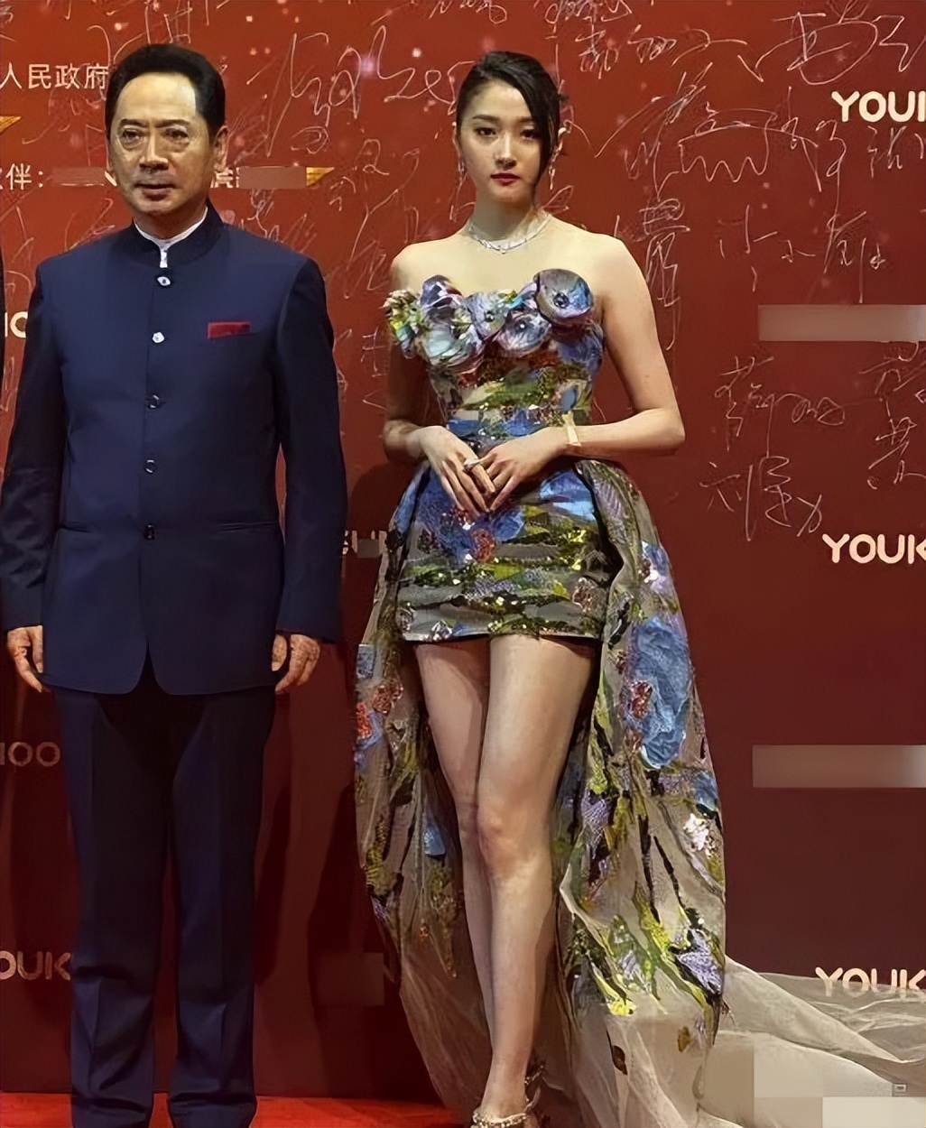 关晓彤|黑红也是红,关晓彤造型师掌握流量密码每次走红毯她都反其道而行