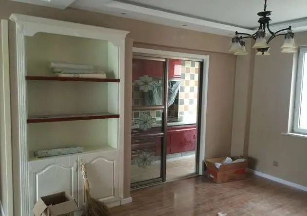 老公在餐厅里弄了镂空隔断,打扫后整体出来的效果还是挺漂亮的