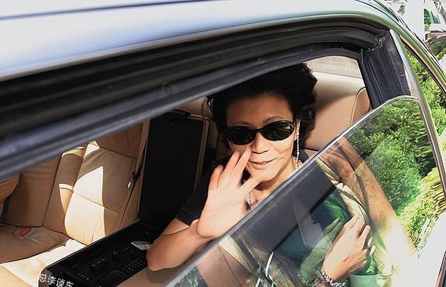 梁洛施|2个嫁不入李家的女人，梁洛施住“豪宅”，周凯旋出门带宝马车队