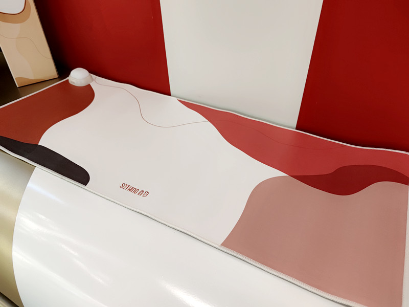 小米科技|小米有品推出新品发热桌垫，一拍就发热，手感简直不要太舒服