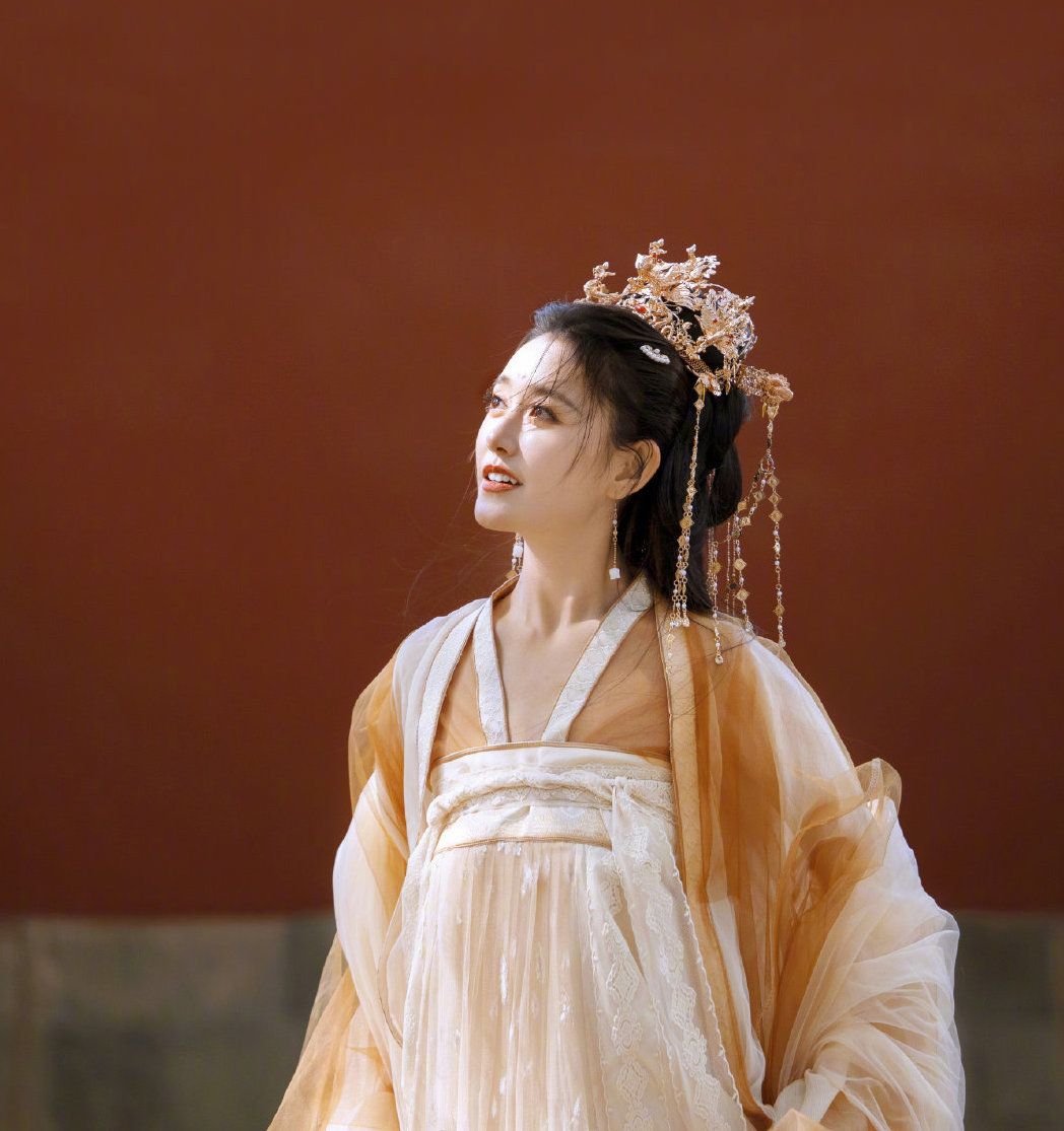 邢菲|蒋依依有多适合古装？穿白衣宛如仙女下凡，穿黑衣演绎江湖女侠