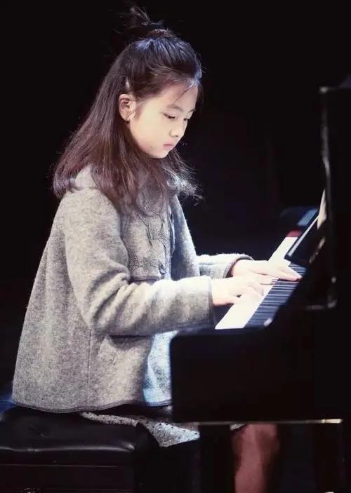 黄忆慈|多妹参加舞蹈比赛，蓝色精灵妆容太美，不输姐姐黄多多！