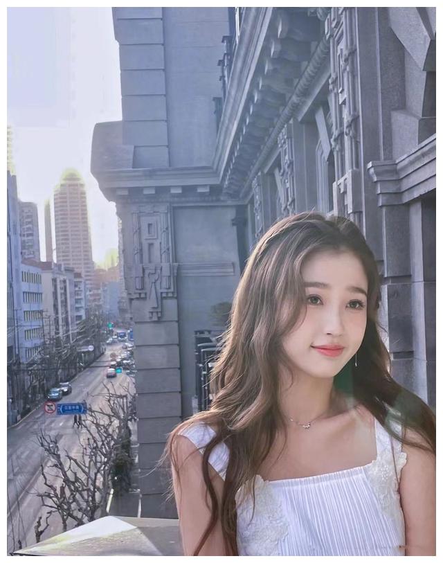 被赵露思的“韩式波浪卷”惊艳了！精致有气质，太适合圆脸了吧