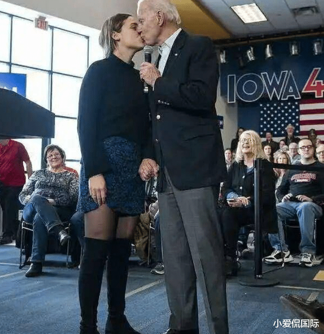 马克龙|牌面十足，马克龙妻子被拜登搂腰贴面，尹锡悦妻子只能主动去挽手