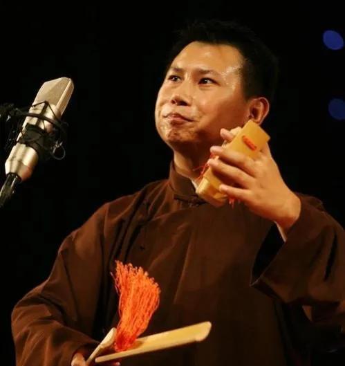 何伟|何伟相声卖票难，高雅相声迷齐声表衷心：我以情操保证，支持你