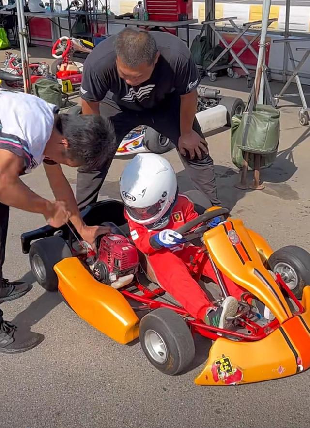 杨幂|陈若仪带儿子玩卡丁车，佩戴百万名表，儿子有点爸爸林志颖的风采