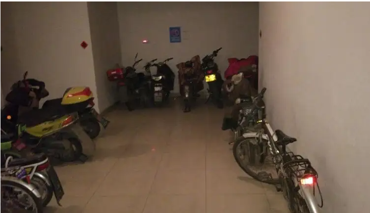 近日, 一位成都的网友介绍:自己将电瓶车停在地下车库20多天,一直相安无事