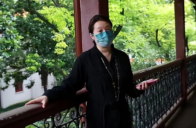 穿衣搭配 袁立穿一身黑，漂亮吗