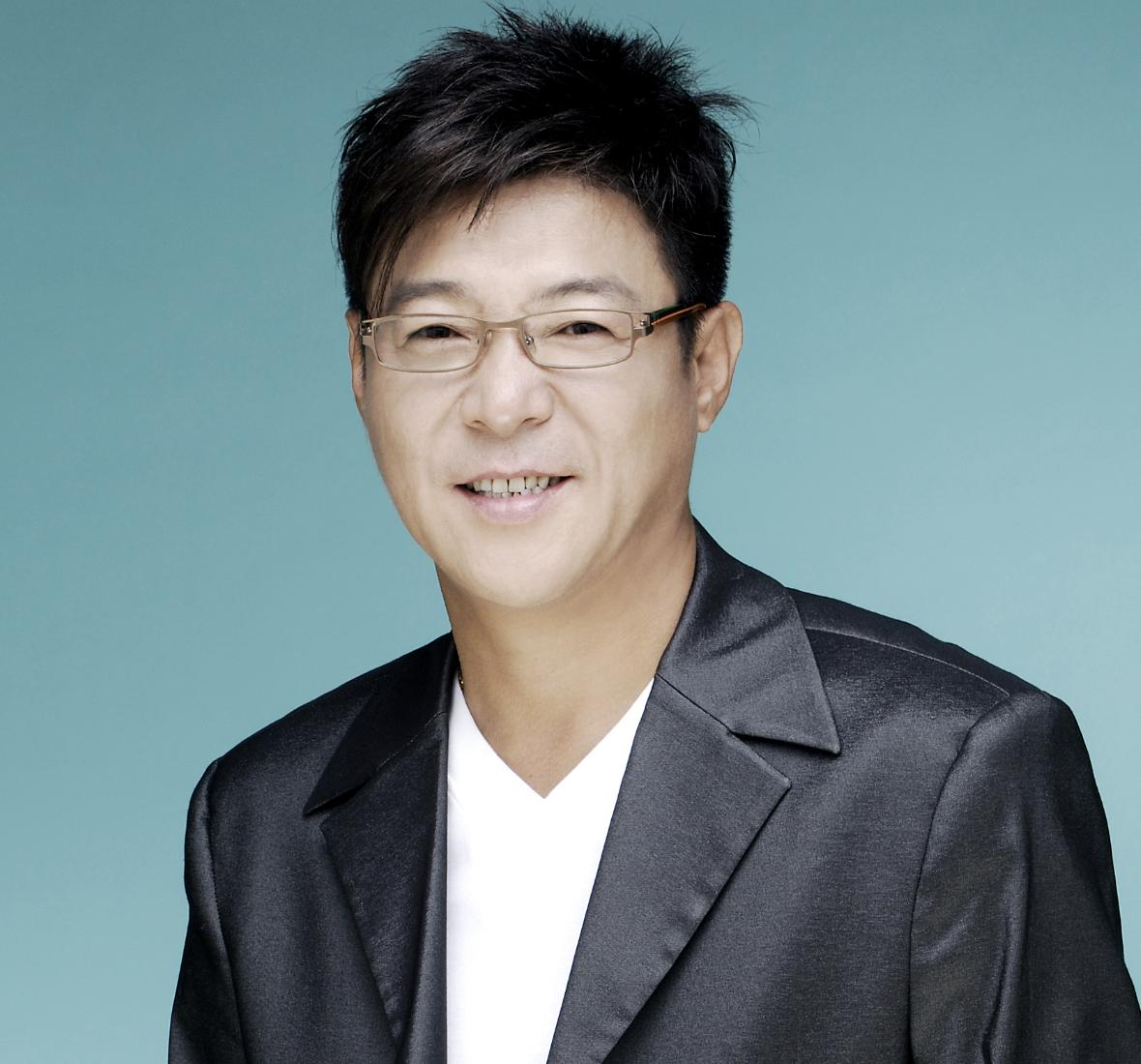 姜育恒|64岁姜育恒定居马来西亚，与多位富婆豪宅内聚餐，贴脸靠头太亲密