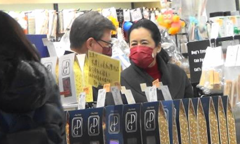 朱玲玲|朱玲玲与百亿丈夫雨中约会,一口一口喂食雪糕,结婚14年仍似初恋