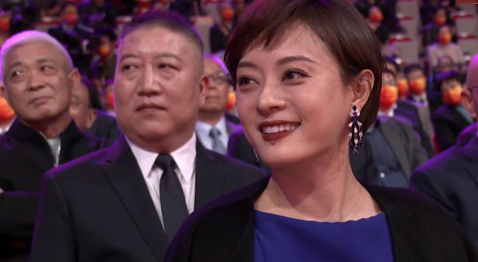 热依扎|热依扎获得33届飞天奖优秀女演员奖，孙俪台下感动落泪，周迅缺席