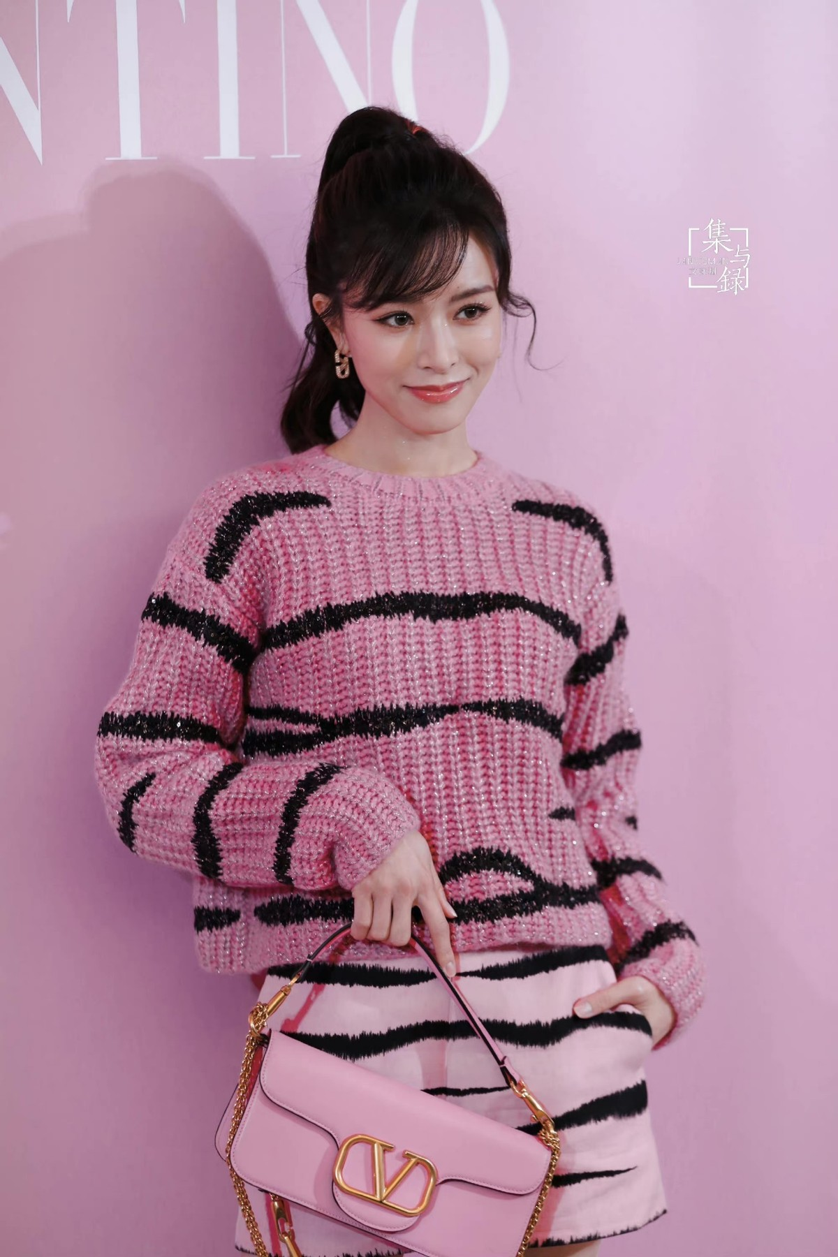 文咏珊|文咏珊实现大逆袭!穿一身粉撞衫秦岚少女感爆棚,美过昔日闺蜜baby