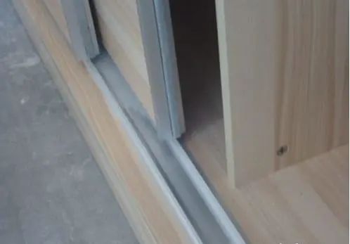 衣柜选平开门好还是推拉门？我家装错了，老婆揪着我耳朵骂！