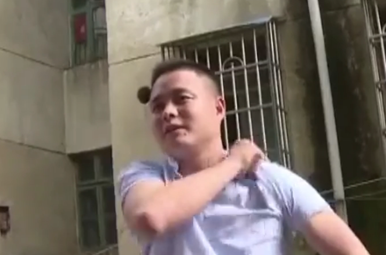 儿子给的救命钱,父亲却用来养第三者,病重失明后哭求家人收留