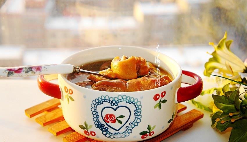 冬天,女人别管多忙,这汤隔三差五煮一锅,皮肤光滑不显老