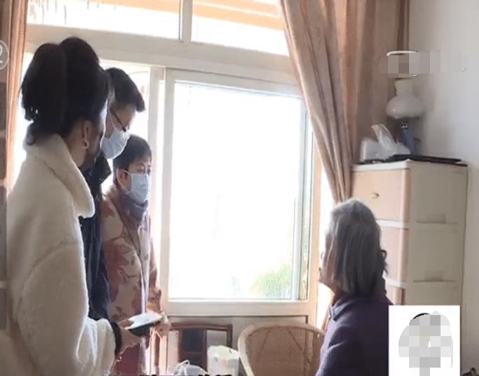 “你哥照顾我十几年,房子给你哥,娘给你个金镯”“房子值300多万”