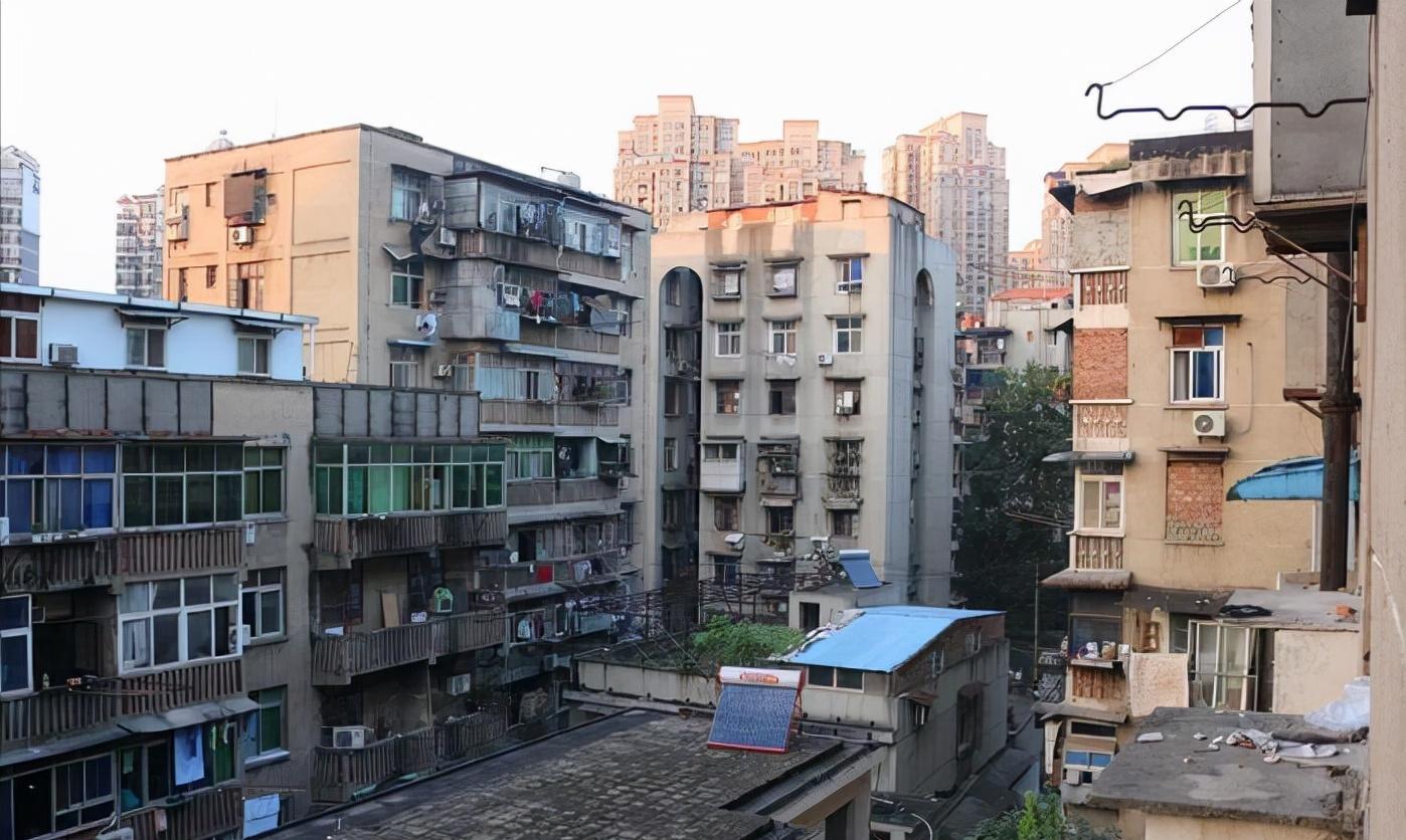 男子同时交往20多名女友,曝光后,网友:长这样也能骗钱骗色?