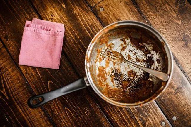 不锈钢锅里外都是“脏”东西!学会这么做,轻松去除顽固污垢