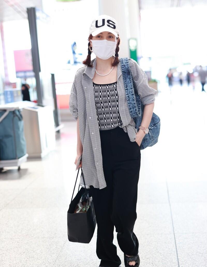 吴昕|吴昕现身北京机场，头戴棒球帽梳两个麻花辫俏皮可爱