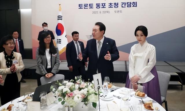 金建希 少女脸太绝了，韩国第一夫人又把韩服穿到加拿大！