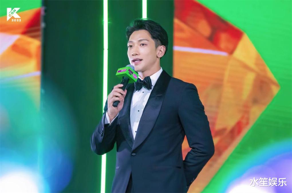 郑智薰|Rain扮圣诞老公公,满足两个女儿的愿望,差点因靴子暴露