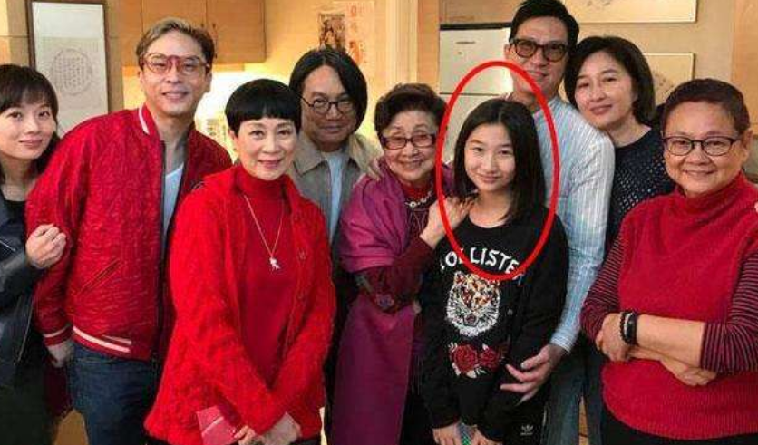 关咏荷|58岁关咏荷保养得当,母女牵手逛街似姐妹,女儿长腿太抢镜