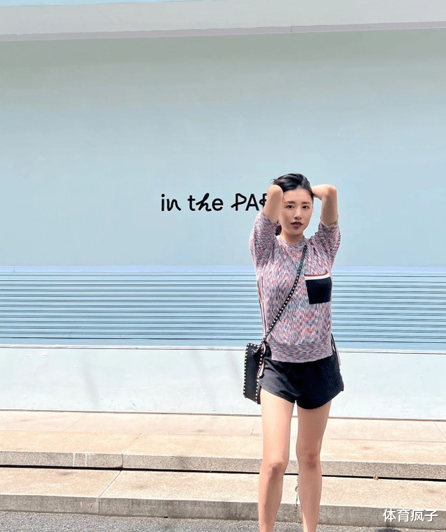 周捷|前艺术体操国家队队花周捷晒桃子百日照，老公邹凯出镜，女儿像爸爸