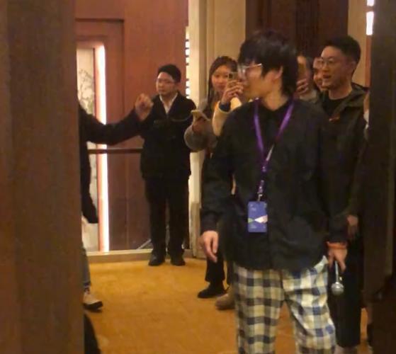 黄磊|黄磊现身乌镇戏剧节，短发沧桑外套满是皱褶，网友：那是品牌新款